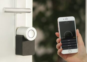 手に持った電子機器 中程度の精度で自動的に生成された説明