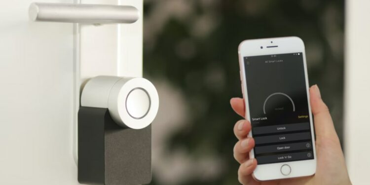 手に持った電子機器 中程度の精度で自動的に生成された説明