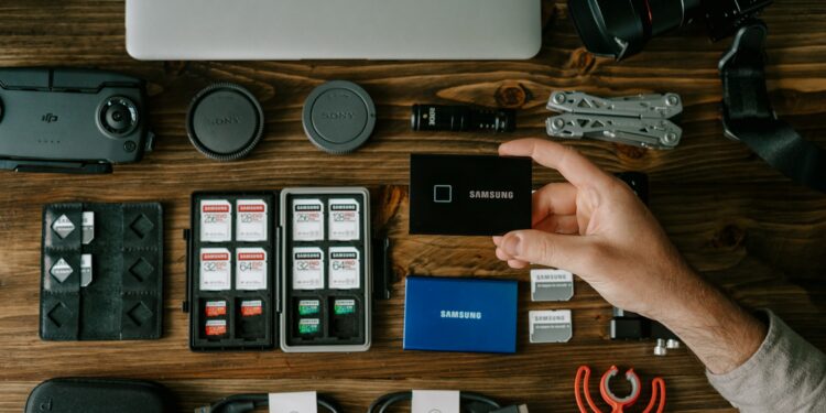 samsung-memory-j8cfm4w8gd8-unsplash