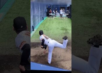 【巨人】今年は伸び上がるストレートを試合で見れるかな？ #shorts #baseball #sports #ジャイアンツ #巨人 #プロ野球