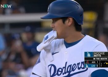 【ドジャース・大谷翔平 第1打席はセンター前ヒット！】今日は放送席に座っているベッツにも見守られながら先頭打者ヒット！