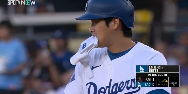 【ドジャース・大谷翔平 第1打席はセンター前ヒット！】今日は放送席に座っているベッツにも見守られながら先頭打者ヒット！