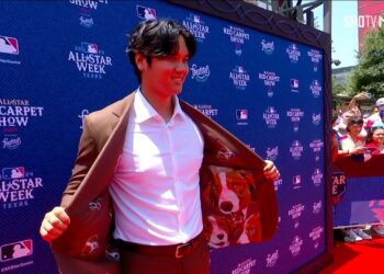 【ドジャース・大谷翔平 レッドカーペットショー】“デコピンスーツ”着用で真美子夫人と登場！