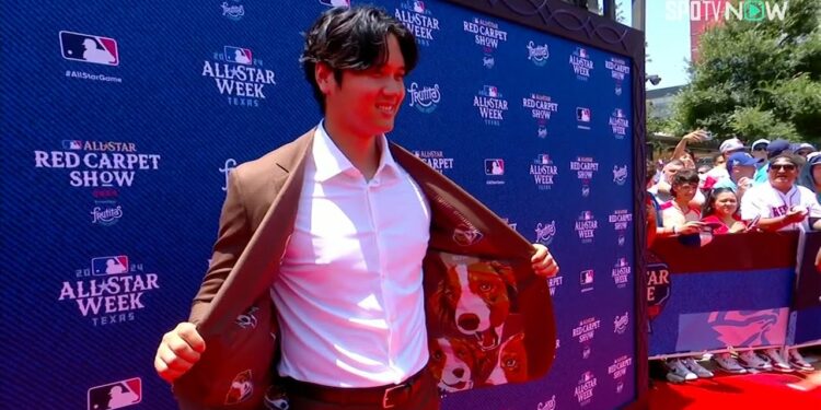 【ドジャース・大谷翔平 レッドカーペットショー】“デコピンスーツ”着用で真美子夫人と登場！