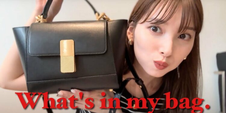 What's in my bag👝❔ガジェット系からコスメまで紹介します📸♡