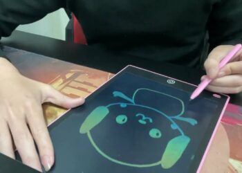 Cậu bé đang nghe nhạc cực chill