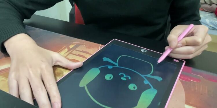 Cậu bé đang nghe nhạc cực chill