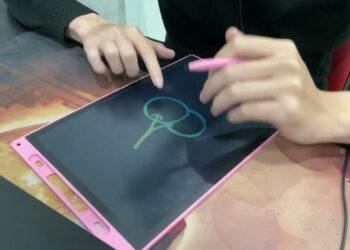 Vẽ trái cà pháo sinh đôi