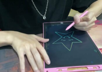 Vẽ ngôi sao sáng lấp lánh đang hạnh phúc