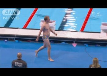競泳女子なのに…プールに飛び込んだ派手なパンツの男性　正体は選手救う「ヒーロー」(2024年8月2日)【パリオリンピック2024】