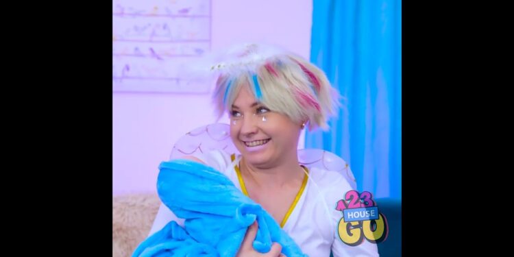 赤ちゃんに食事を手助けするクールなスプーンガジェット 💖