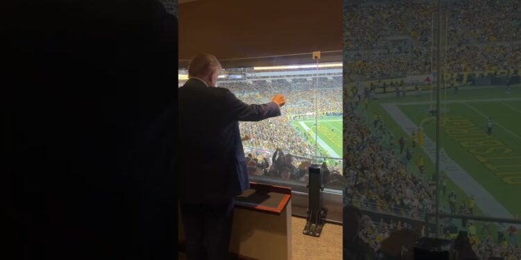 🇺🇸 Donald Trump gets huge ovation from Pittsburgh Steelers fans in Acrisure Stadium (Oct 21, 2024)