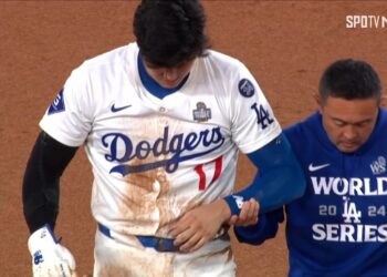 【ドジャース・大谷翔平 盗塁時にアクシデント】球場が騒然とする中ダグアウトに下がる