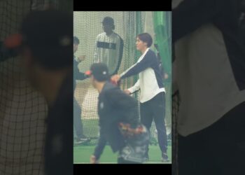 【巨人】大勢選手がオリオールズの帽子をかぶってキャッチボール　#shorts #baseball #sports #ジャイアンツ #巨人 #プロ野球