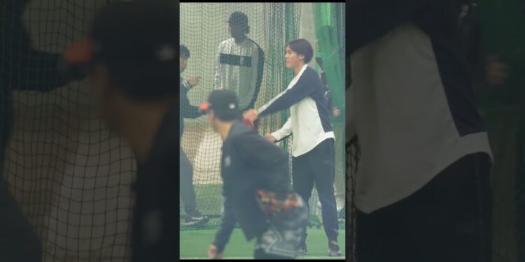 【巨人】大勢選手がオリオールズの帽子をかぶってキャッチボール　#shorts #baseball #sports #ジャイアンツ #巨人 #プロ野球