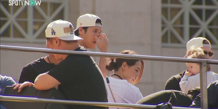 【ドジャース 36年ぶりの優勝パレード!】大谷夫妻の姿も!大勢のLA市民がダウンタウンに詰め掛ける