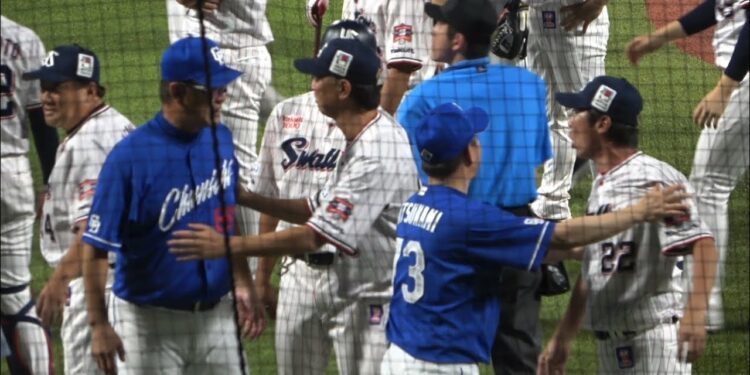 「何回当てとんじゃ！」高津監督が激怒あわや大乱闘！マルティネスの岩田への死球を巡り両軍もみ合い…警告試合 立浪監督　片岡コーチ  高津監督 村上宗隆 中日　ヤクルトハイライト　2024年8月13日