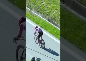 It's a disaster for UAE Team Emirates as Isaac del Toro cracks in the maglia rosa 😱💔 #giro #cycling
