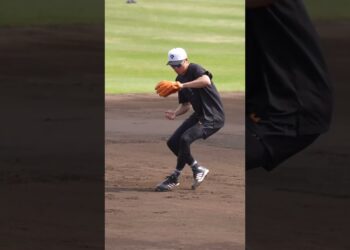 【巨人】坂本勇人選手の守備練習（正面付近ボールの捕球の仕方） #shorts #baseball #sports #ジャイアンツ #巨人 #プロ野球
