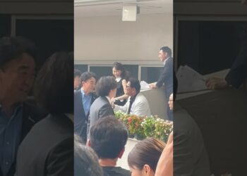 大魔神(佐々木主浩)と加奈子夫人 グランヴィノスの応援に来る #大魔神 #佐々木主浩 #競馬 #shorts #榎本加奈子 #阪神競馬場 #プロ野球 #横浜denaベイスターズ