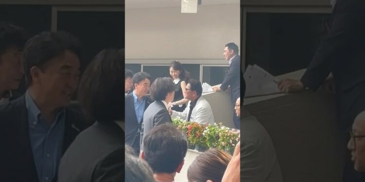 大魔神(佐々木主浩)と加奈子夫人 グランヴィノスの応援に来る #大魔神 #佐々木主浩 #競馬 #shorts #榎本加奈子 #阪神競馬場 #プロ野球 #横浜denaベイスターズ